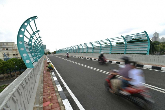 Belum resmi dibuka, pengendara bebas berkeliaran di flyover Senayan