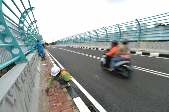 Belum resmi dibuka, pengendara bebas berkeliaran di flyover Senayan