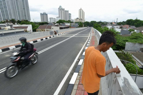 Belum resmi dibuka, pengendara bebas berkeliaran di flyover Senayan