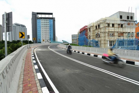 Belum resmi dibuka, pengendara bebas berkeliaran di flyover Senayan