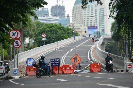 Belum resmi dibuka, pengendara bebas berkeliaran di flyover Senayan