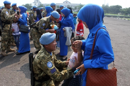 Keluarga sambut kedatangan 96 pasukan TNI penjaga perdamaian Lebanon