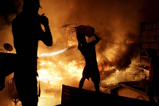 Gara-gara petasan Tahun Baru, rumah ribuan warga ludes terbakar