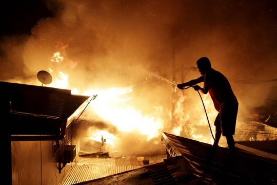 Gara-gara petasan Tahun Baru, rumah ribuan warga ludes terbakar