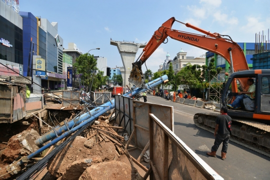 Ekskavator evakuasi papan reklame roboh di Jalan Tendean