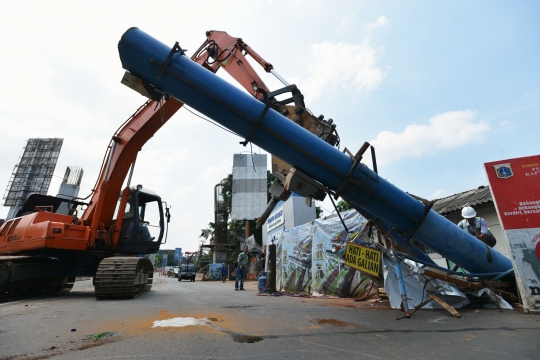 Ekskavator evakuasi papan reklame roboh di Jalan Tendean