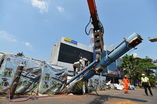 Ekskavator evakuasi papan reklame roboh di Jalan Tendean