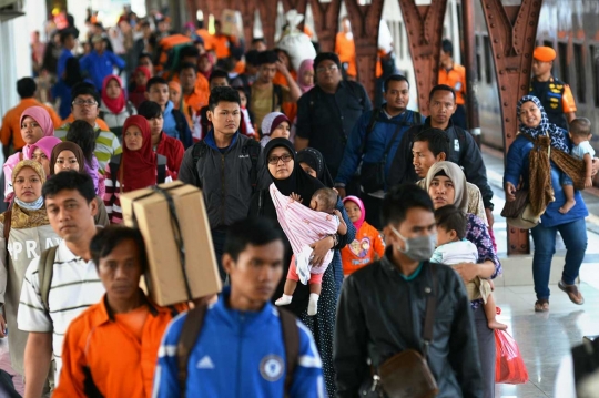 Arus balik Tahun Baru 2016 mulai padati Stasiun Pasar Senen