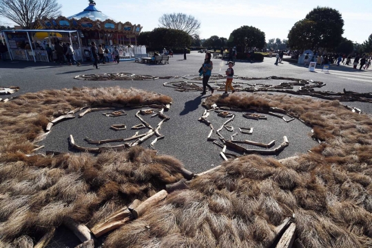 Keren, gambar monyet raksasa ini dibuat dari 15.000 pohon cemara