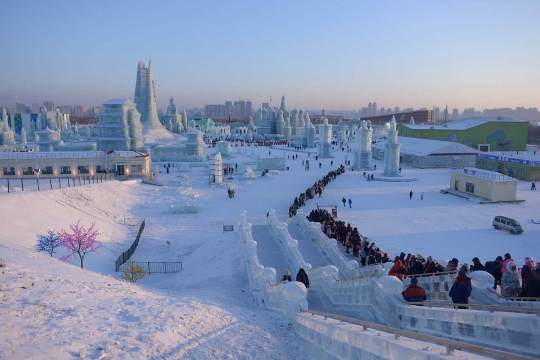 Menapak kemegahan istana es di Festival Harbin International