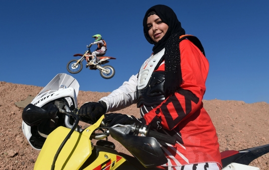 Mengenal si cantik Camelia, crosser berhijab asal Maroko