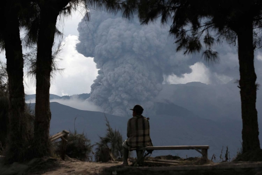 Ini penampakan erupsi dahsyat Bromo yang memikat wisatawan