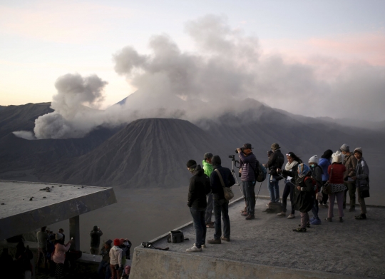 Antusias wisatawan selfie di dekat erupsi Gunung Bromo