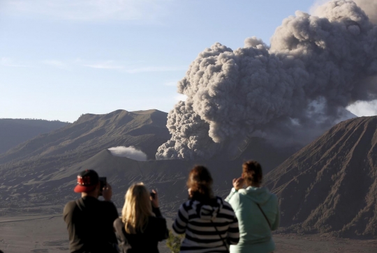 Antusias wisatawan selfie di dekat erupsi Gunung Bromo