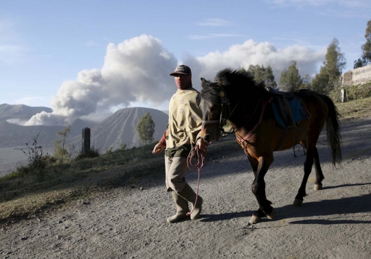 Antusias wisatawan selfie di dekat erupsi Gunung Bromo