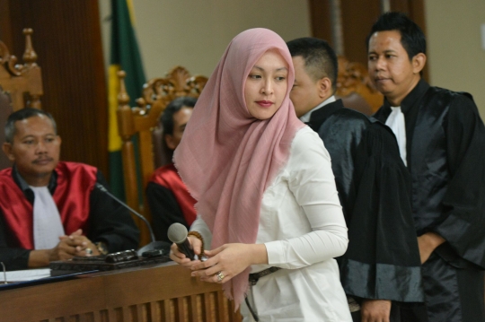 Cantiknya Angelina Sondakh berhijab di sidang Nazaruddin