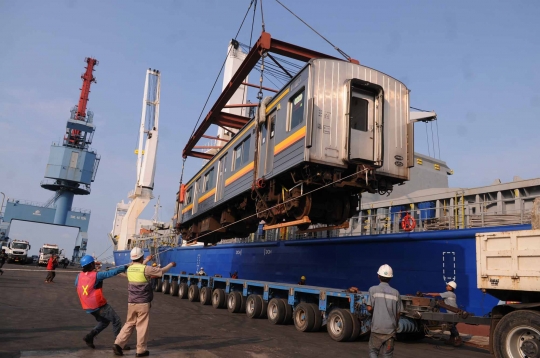 18 Unit KRL asal Jepang tiba di Tanjung Priok