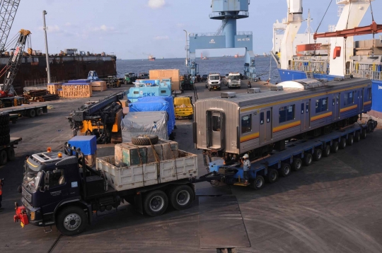 18 Unit KRL asal Jepang tiba di Tanjung Priok