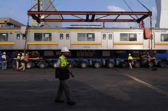 18 Unit KRL asal Jepang tiba di Tanjung Priok