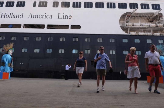 Kapal pesiar MS Volendam bawa ribuan turis singgah di Jakarta