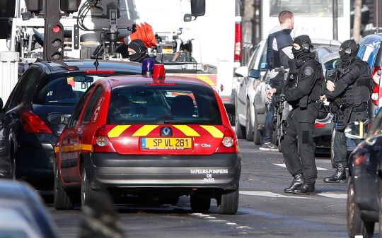 Robot periksa jasad pria berpisau penyerang kantor polisi di Paris