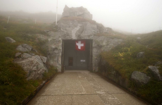 Bunker & benteng militer di Swiss disulap jadi hotel dan pabrik