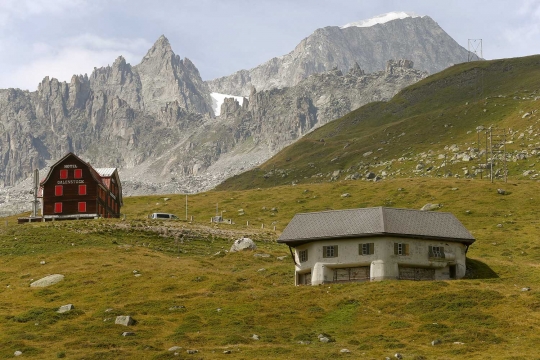 Bunker & benteng militer di Swiss disulap jadi hotel dan pabrik