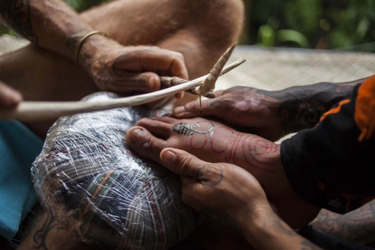 Keindahan tato tradisional Indonesia pikat seniman mancanegara