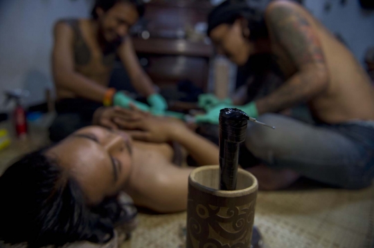 Keindahan tato tradisional Indonesia pikat seniman mancanegara