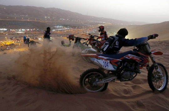 Serunya balapan drag race di gurun Abu Dhabi