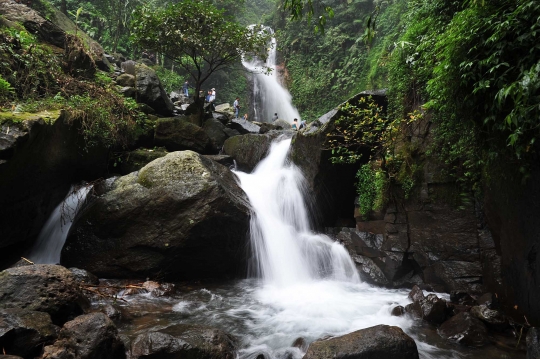 Menikmati pesona keindahan air terjun bertingkat Curug Ciherang