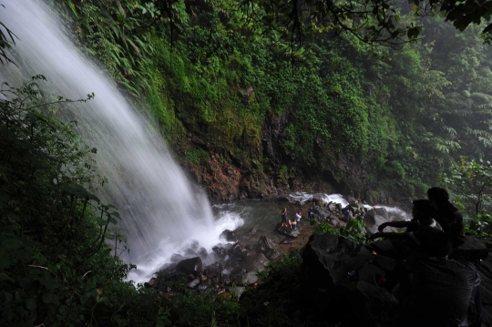 Menikmati pesona keindahan air terjun bertingkat Curug Ciherang