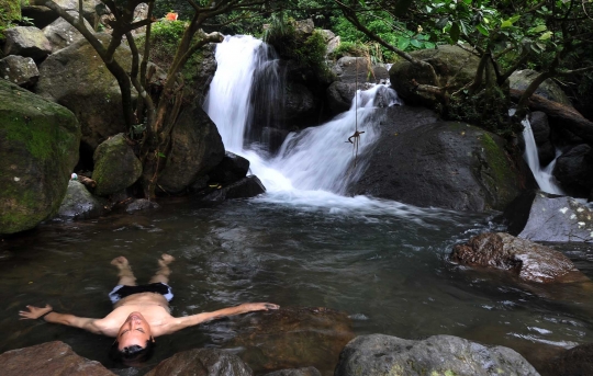 Menikmati pesona keindahan air terjun bertingkat Curug Ciherang