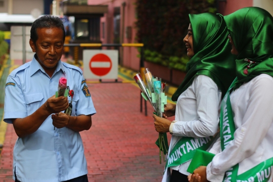 Kader PPP cantik gelar aksi bagi-bagi mawar di Kemenkumham