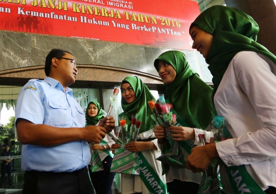 Kader PPP cantik gelar aksi bagi-bagi mawar di Kemenkumham