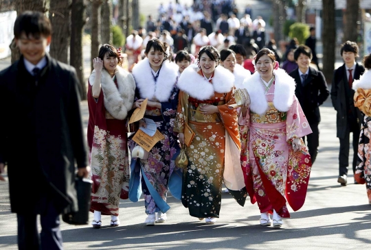 Hebohnya perayaan remaja Jepang yang baru menginjak usia 20 tahun