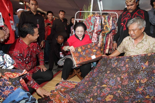 Usai Rakernas PDIP, Megawati lihat bazar batik