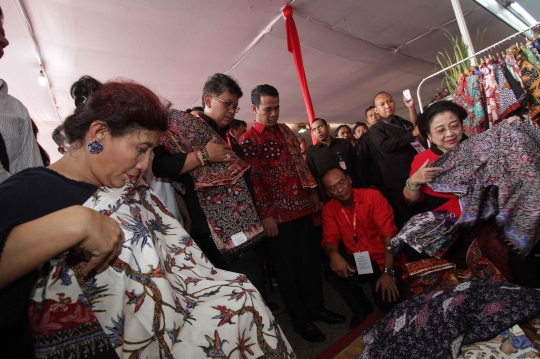 Usai Rakernas PDIP, Megawati lihat bazar batik