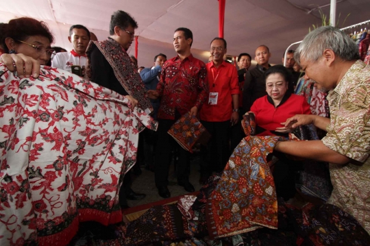 Usai Rakernas PDIP, Megawati lihat bazar batik