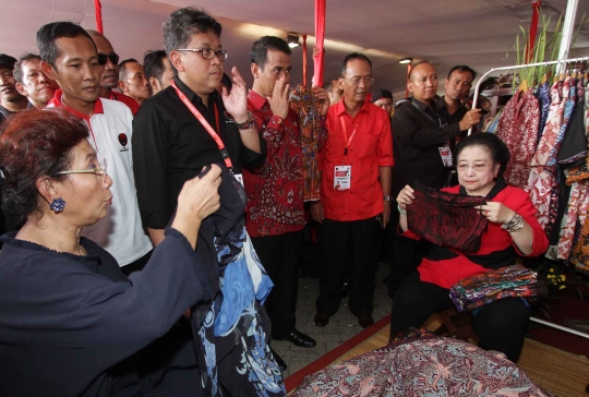 Usai Rakernas PDIP, Megawati lihat bazar batik