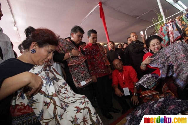 ahok janji banjir PDIP, Megawati Foto bazar Rakernas merdeka.com Usai batik  : lihat