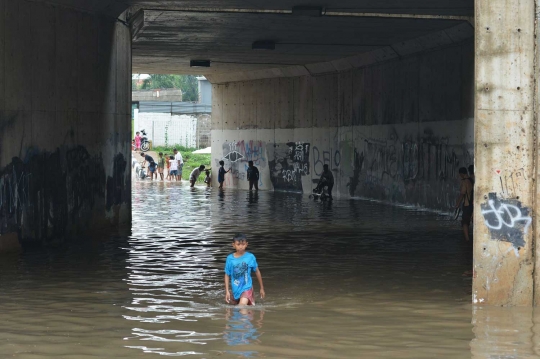 Banjir hampir 1 meter lumpuhkan akses kolong tol Meruya