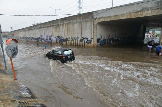 Banjir hampir 1 meter lumpuhkan akses kolong tol Meruya