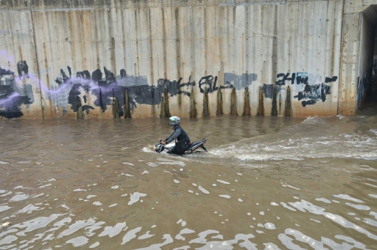 Banjir hampir 1 meter lumpuhkan akses kolong tol Meruya