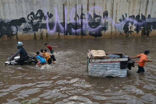 Banjir hampir 1 meter lumpuhkan akses kolong tol Meruya