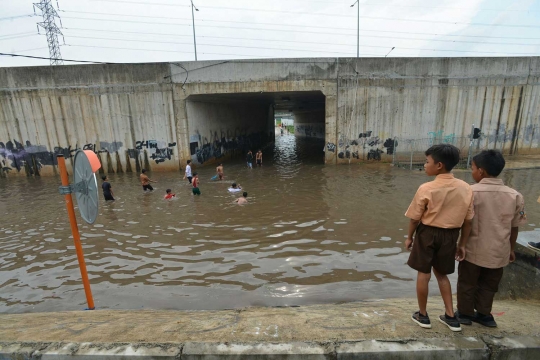 Banjir hampir 1 meter lumpuhkan akses kolong tol Meruya