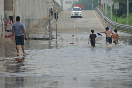 Banjir hampir 1 meter lumpuhkan akses kolong tol Meruya