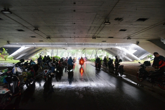 Hujan lebat paksa pemotor berteduh di kolong jembatan Semanggi
