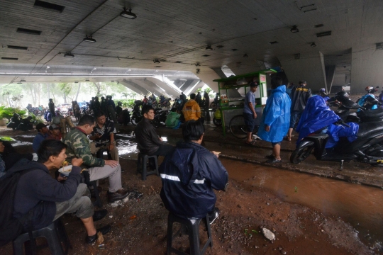 Hujan lebat paksa pemotor berteduh di kolong jembatan Semanggi