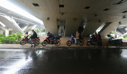Hujan lebat paksa pemotor berteduh di kolong jembatan Semanggi